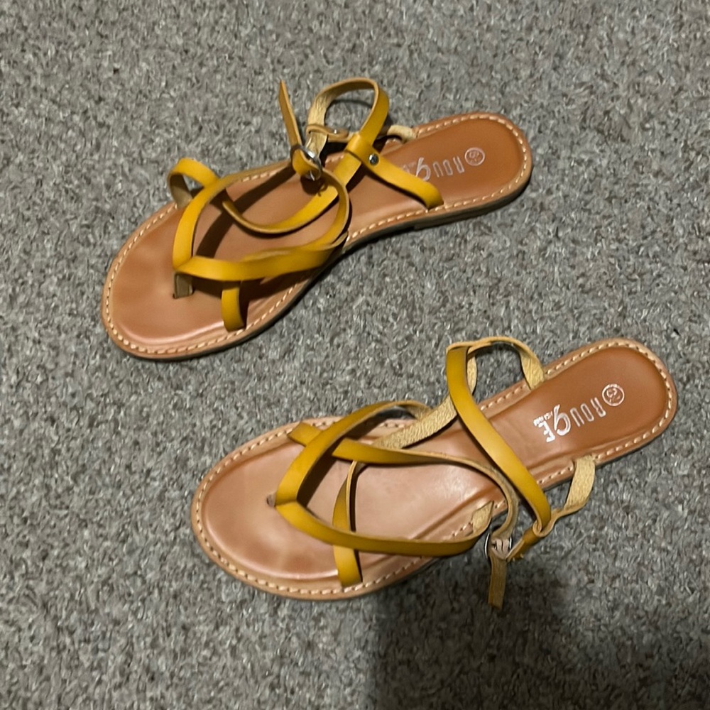 Flip flops 🩴 with strap on back